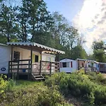 Zecamping 4 Etoiles Familial Espace Aquatique Familial Bien-etre Kamp alanı Salles (Lot-et-Garonne)